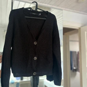 Stickad tröja  - Säljer denna fina stickade tröja pga ingen användning  Från vero Moda och väldigt bra skick som ny 