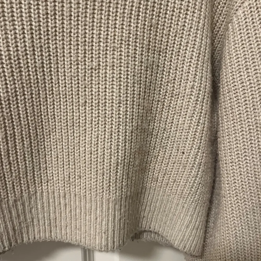 Säljer nu en beige stickad tröja med volang i ärmarna från H&M. Tröjan är i använt skick och är något nopprig men inget man tänker på. Skriv vid frågor eller intresse!🤍. Stickat.