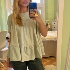 Tröja volang - Tröja från Mango i storlek M med lite volanger!💚