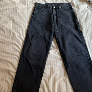 Louise Jeans 32/32 - Gråa Loose Jeans från HM Passar jätte bra till hösten nu när mörka färger blir popis. Storleken är 32W 32L Motsvarar storlek M