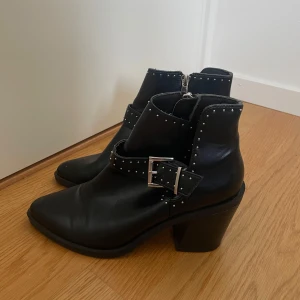 Ankel boots  - Svarta Ankel boots i storlek 37, från Strandivarius.  I bra skick! 