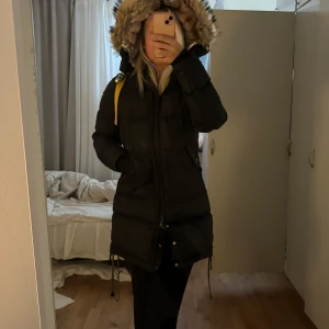 Parajumper longbear S - Svart Parajumper Longbear storlek S, bra skick finns i Stockholm men kan skickas. Kan gå ner i pris 