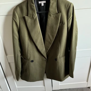 Kostym - En mossgrön kostym till salu. Kavaj syl 36, byxor stl 38