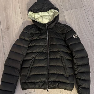 Colmar jacka - Colmar jacka köpt förra året använd ett par gånger under förra vintern och hösten men den är i nyskick storleken på jackan är 42 då de är italienska storlekar men skulle säga att den är ungefär xs/s