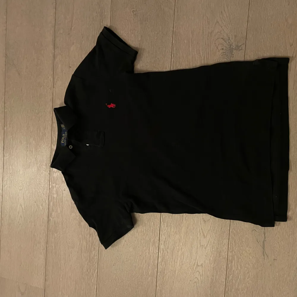 Säljer supersnygg Ralph Lauren piké. Slim fit storlek S. . T-shirts.