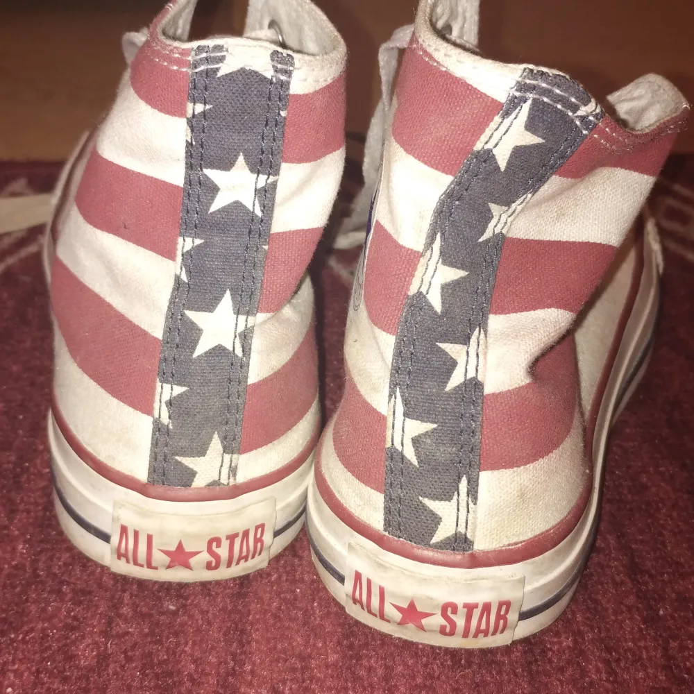 Ett par superballa Converse med Amerikanskt motiv! Köpte dessa för ca. 300:- i vintras, endast använda ett par fåtal gånger pga för stora! Ungefär storlek 39. De har inga defekter, bara lite färgade på sulan 💜 Fri å snabb frakt! Diskuterar gärna pris. Skor.