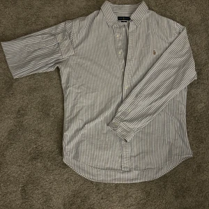 Ralph Lauren Skjorta - Säljer en tvärfet Raffe skjorta🔥 Endast använd ett fåtal gånger. Slim fit model så passar också L. Nypris ca 1499. Pris kan diskuteras. Hör av er om ni har frågor eller funderingar!