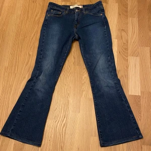 Lowflaire Levis bootcutjeans - Super snygga lowrise bootcut jeans från Levis. Storlek M. Jättebra skick. 