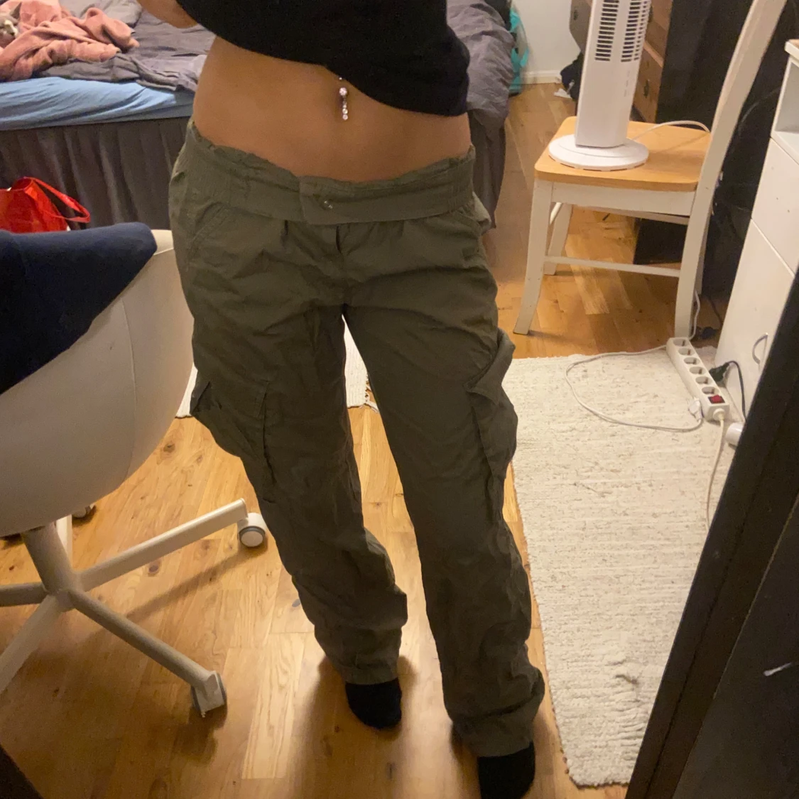 Gröna cargobyxor, inga bakfickor men fungerande byxor på sidorna! Xs men funkar som s. Byxorna är även nedvikta vi midjan på bilden.
