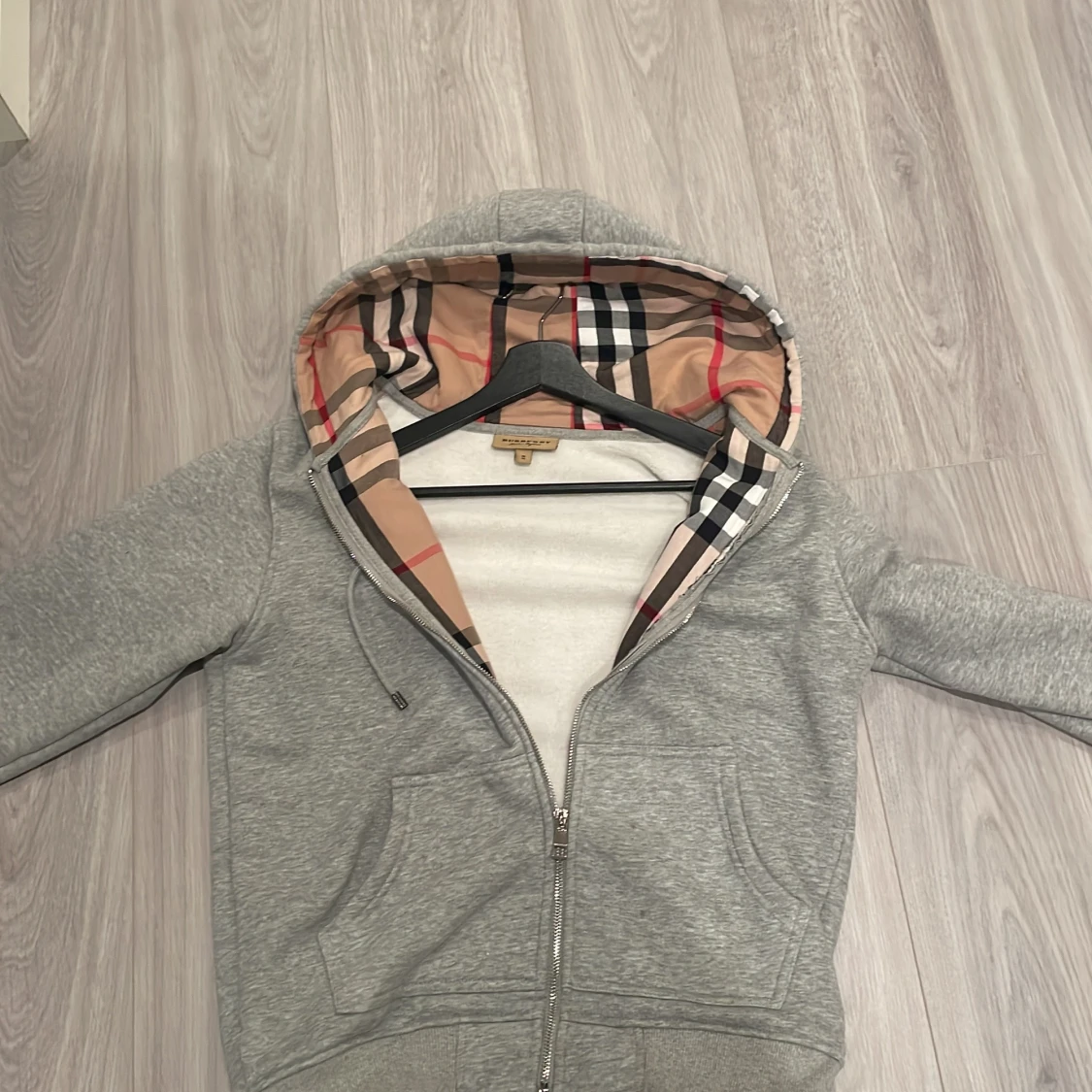 Grå hoodie med mönstrad huva - 90