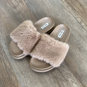 Fluffiga tofflor NAKD - Snygga bekväma tofflor från NAKD. Knappt använda.