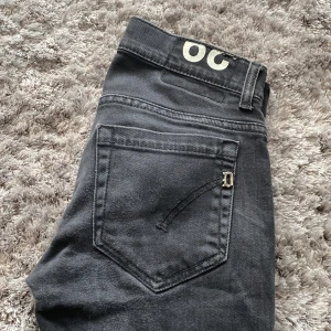Dondup George - Säljer nu dessa feta Dondup George jeansen i väldigt bra använt skick. Lappen på insidan är borttagen men inget som märks vid användning. Nypris ligger på 2500kr. Hör av er vid minsta fundering!