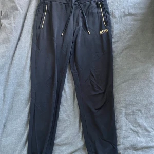 Hugo boss byxor - Ett par Hugo boss byxor i fint skick, säljer pga inte används längre. Storlek M men passar även S