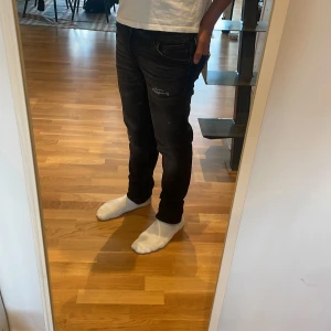Jack and Jones jeans - Säljer nu mina sjukt feta Jack and Jones jeans slim Glenn i storlek 170 cm. Säljer de pga att jag inte gillade passformen. De är inte använda och är i Skick 10/10! Nypris 799kr Skriv vid funderingar eller frågor! 