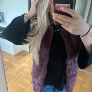 Vinröd pälsväst - Sååå snygg vinröd pälsväst från Berskha i storlek M!💘