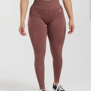 Tight från gymshark - Storlek S. Sitter jätte fint vid rumpan 😍  Tyvärr kommer de inte till användning.
