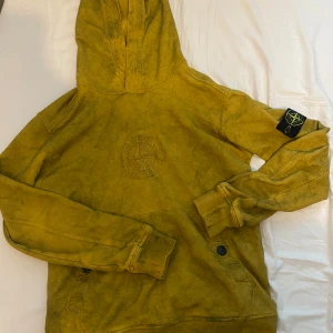 Supreme x Stone Island - Stone island x supreme hoodie i färgen gul, pris kan diskuteras. Mycket sällsynt vara då produkten inte tillverkas längre. Sparsamt använd 9/10 skick