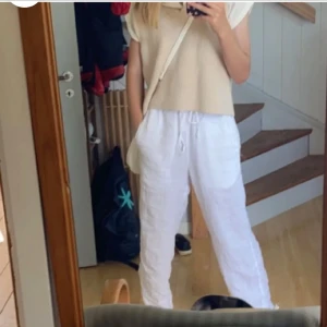 Vita Linnebyxor  - Säljer dessa fina vita linnebyxor från chelsea pga att de inte kommer till användning. Bara använt ett fåtal gånger. skriv för fler bilder. Pris kan diskuteras.💕