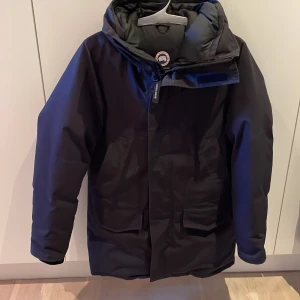 Canada Goose - Canada Goose jacka i bra skick, skulle behöva en kemtvätt…
