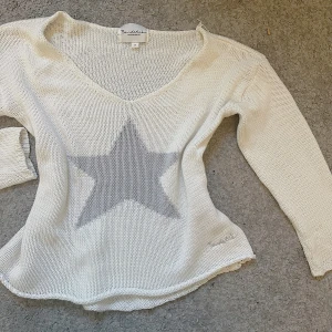 Bondelid stjärn tröja - En tröja med en stjärna på från Bondelid. Super snygg, stilren.