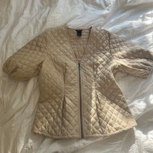 Populär kortärmad jacka  - Så snygg och populär kortärmad jacka! Köp gärna bundle❤️