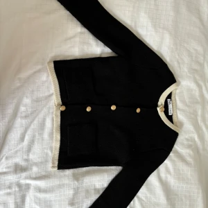 Blair waldorf kofta!! - Snygg kofta med fina detaljer! Den är från zara men har slutats sälja😊 Sparsamt använd.