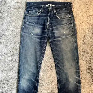 Tjena! Säljer nu ett par tvär feta Our Legacy Jeans! | Skick 8/10 mycket bra! | Obs! slitna knapphål (se bild 4) | Nypris 4000kr | Mitt pris 1499kr | Kom pm vid frågor eller funderingar! | Postas eller möts upp i Gävle!