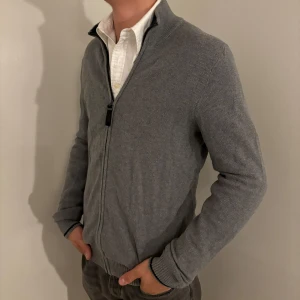 S. Oliver kofta grå - - Kofta från märket S. Oliver i storlek M - Helt okej skick.  - Modell på bild är 182/67kg. - Hör av dig vid eventuella frågor! Mvh  