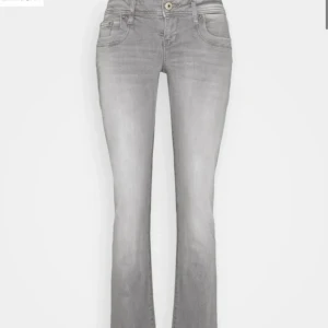 Lågmidjade ltb jeans - Säljer mina lågmidjade jeans då dom var förstora för mig💕 midjemått: 73 runt hela, bara att skriva om du har någon fråga!!