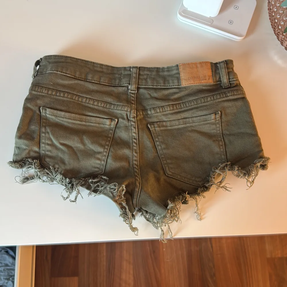 Lågmidjade, tajta . Shorts.