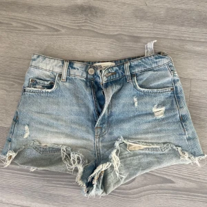 Zara shorts - Högmidjade jeansshorts från Zara😇bra skick!