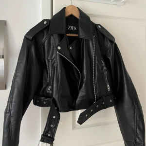 Jacka från zara. Strl XS - Skinnjacka från zara i lite kortare modell. Storlek XS men passar S. Aldrig använd