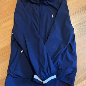 Ralph lauren jacka  -  Mycket fint skick bara använd några gånger Igentligen är det en XL i 18-20 men den fungerar som en S/Xs. Priset kan diskuteras vid rimliga bud