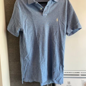 Polo Ralph Lauren skjorta - Polo Ralph Lauren skjorta, strl M, slim fit. Har aldrig använt denna skjorta vilket innebär att den är i bra skick! Hör av dig vid frågor!😊