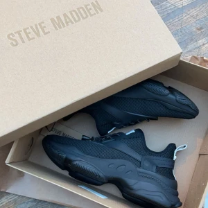 Steve madden skor - Jätte fina och sköna skor, storlek 38 och väldigt bra skick, använt ett få tal gånger. Skriv för fler bilder! 