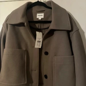 Kappahl kappa  - Jättesnygg bruna kappa från Kappahl i strl S helt nya, prislappen sitter kvar. Ordinarie priset är 899 säljer för 600kr.