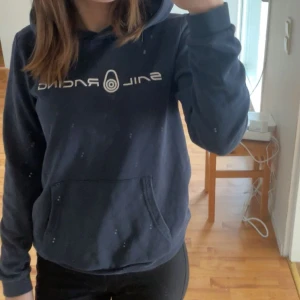 Sail racing Hoodie Marinblå - Kommer inte till användning längre men super fint skick och sitter bra. Köpte för 800 och tröjan funkar perfekt för både tjej och kille💙Skriv för mer bilder eller kring andra funderingar!