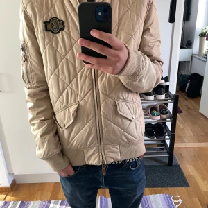 Morris Cardigan - Säljer denna sjukt feta Morris Cardiganen i storlek M. Den är väldigt varm och skön och sitter jätte snyggt. 💯