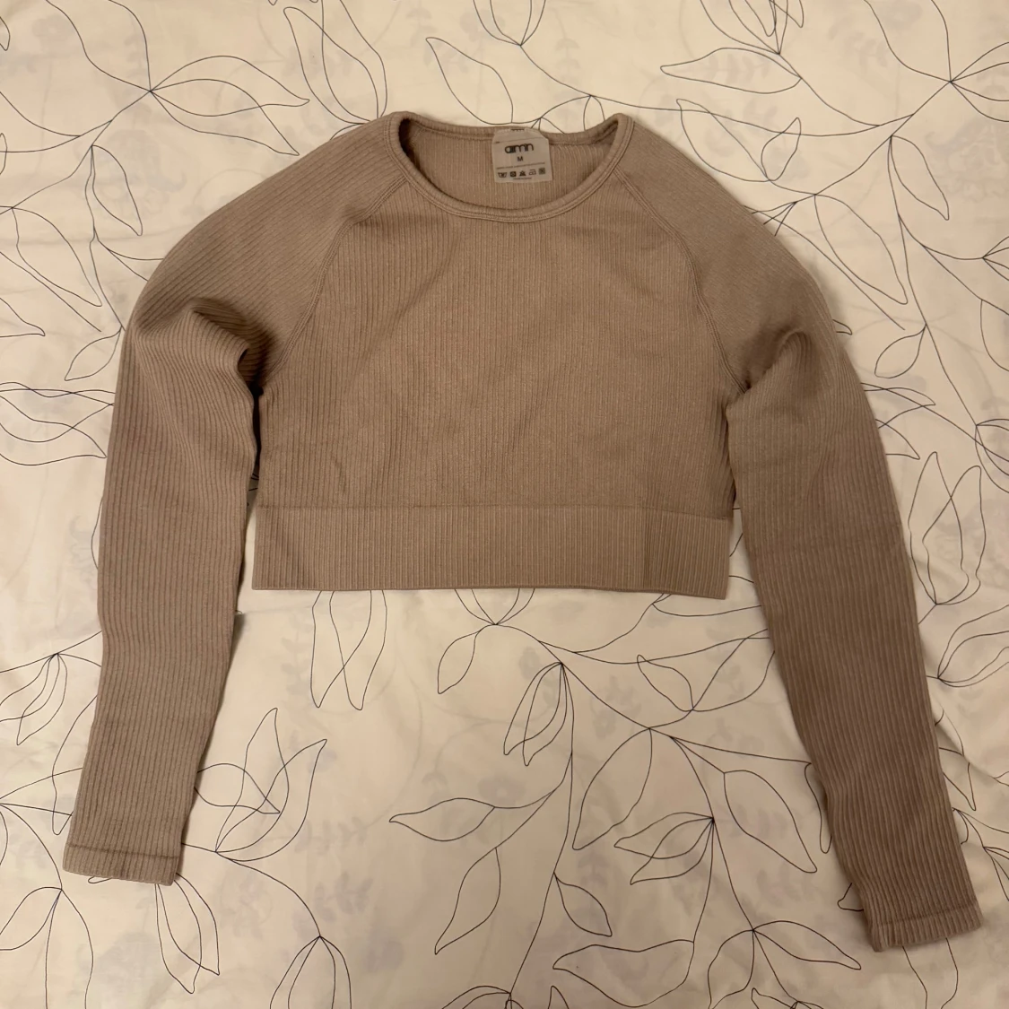 Beige ribbad croppad tröja från Aim'n