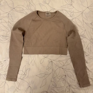 Beige ribbad croppad tröja från Aim'n - Säljer en beige ribbad croppad tröja från Aim'n. Tröjan är i nyskick, storlek M 🫶🏼