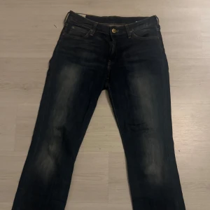 Mörkblå bootcut jeans från Lee - Säljer dessa snygga mörkblå jeans från Lee då dom tyvärr inte kommer till användning. Bara att be om mer bilder om de skulle behövas❤️ 