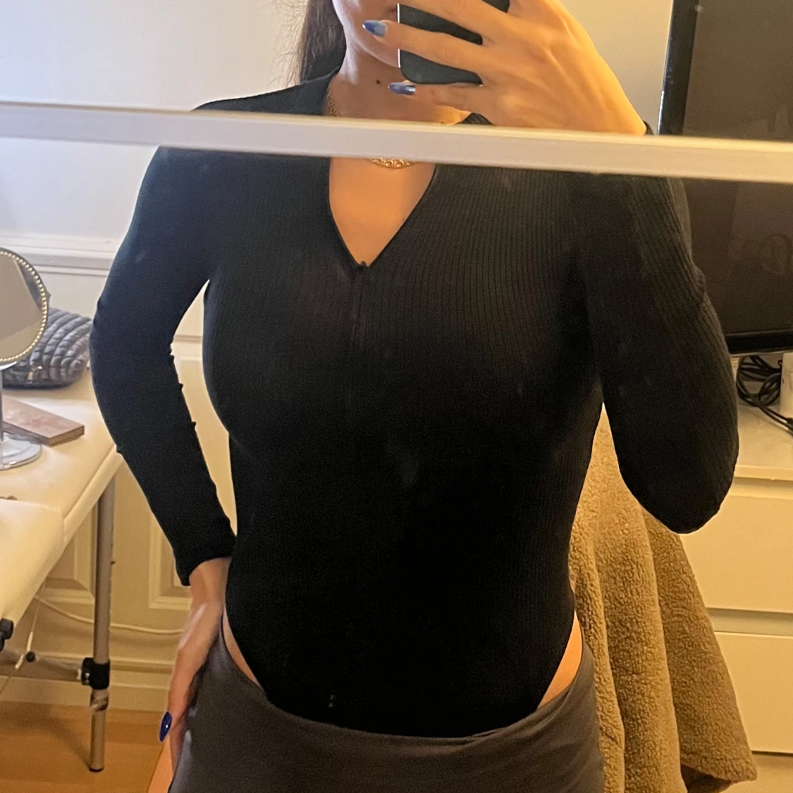 Svart ribbad body med dragkedja