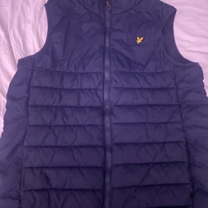 Lyle & Scott väst  - Blå väst från Lyle & Scott i mycket bra skick! Perfekt inför våren, skickas snabbt ⚡️