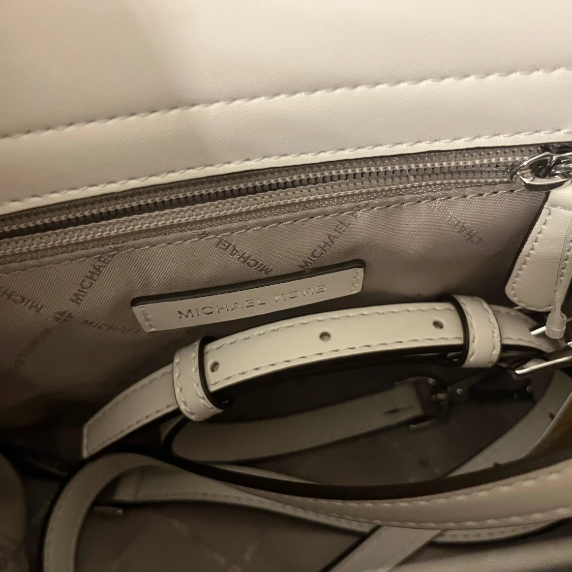 Vit handväska från Michael Kors - 2