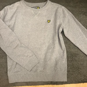 Grå tröja från Lyle & Scott - Grå tröja från lyle & scott, använd fåtal gånger
