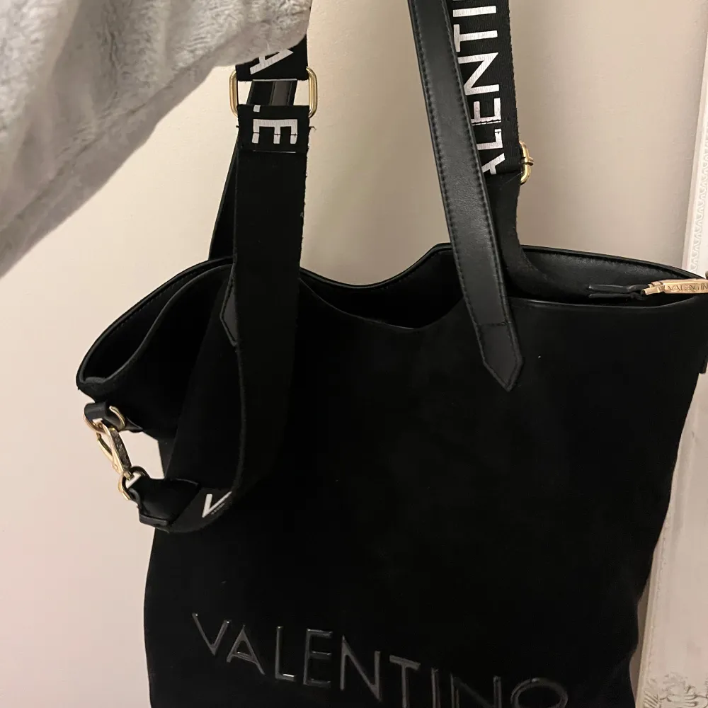 Jättesnygg Valentino väska som får plats med mycket❤️🔥 bra skick. Kan diskutera pris. Laukut & Käsilaukut.