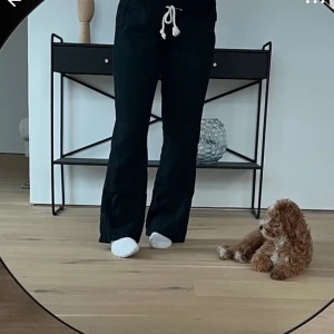 Svarta Roxy linnebyxor - Säljer mina svarta Roxy linnebyxor i storlek S(uppsydda så de passar mig som är 165cm) Jag själv har bara testat byxorna men de är köpta på vinted så jag vet inte riktigt om det är använda många gånger. Byxorna har inga skavanker eller liknande. !BILDERNA ÄR LÅNADE AV HON JAG KÖPTE BYXORNA AV PÅ VINTED!