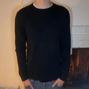Stickad tröja - Stickad tröja från MQ || 9/10 skick inga defekter || Modellen är ungefär 185cm || Märke är Bläck || Pris ej hugget i sten!