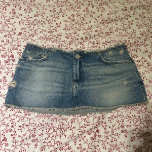 blå jeans minikjol - Lågmidjad Jeanskjol, skit snygg och kort. Storlek 28 men passar mig som har 27💕