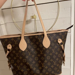 Väska  - Jättefin, enda är att de blivit några hack i handtaget, inget som stör, funkar lika bra !